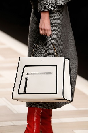 101_FENDI Runaway bag_close-up from catwalk