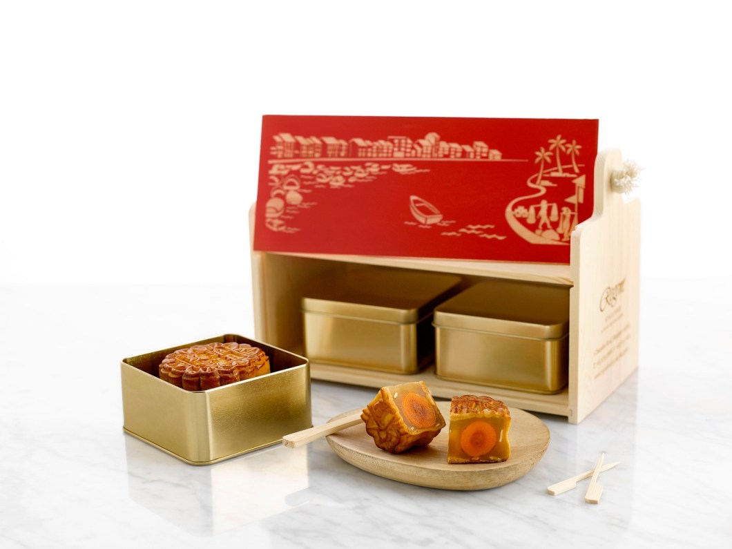 1Regent Singapore Mid-Autumn Flavours_Baked Mooncakes with box