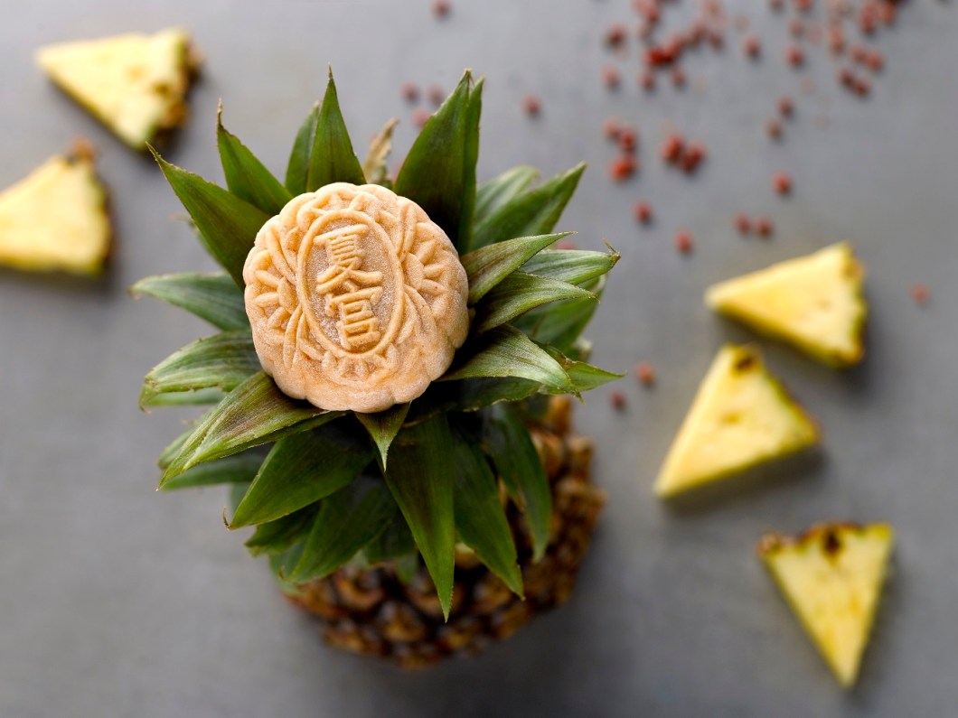 1Regent Singapore Mid-Autumn Flavours_Pineapple and Pink Peppercorn