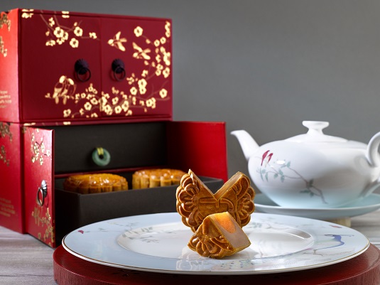 1White Lotus Seed Paste with Single Yolk Baked Mooncakes