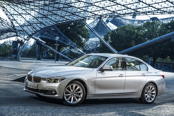 P90194629_highRes_bmw-330e-09-2015