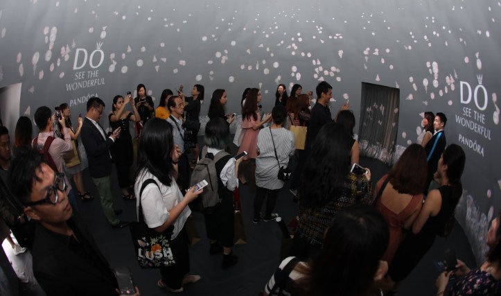 ION Orchard Christmas Tree 2017 decorated by PANDORA - walk-in tree experience