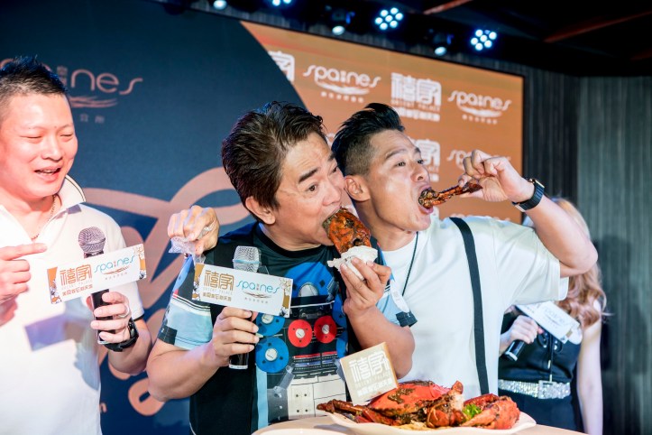 Jacky Wu (吴宗宪), Li Nanxing (李南星) presented with Old Punggol Black &amp; White Pepper Crab