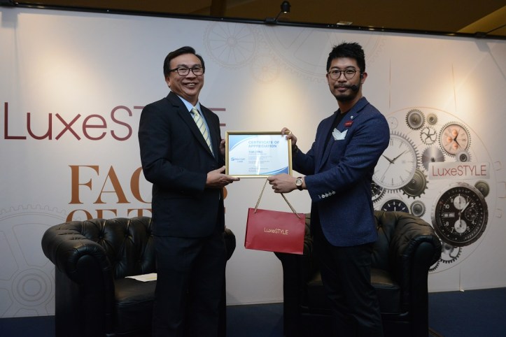 Maxi-Cash CEO Ng Leok Cheng present token of appreciation to SWC Tom Chng