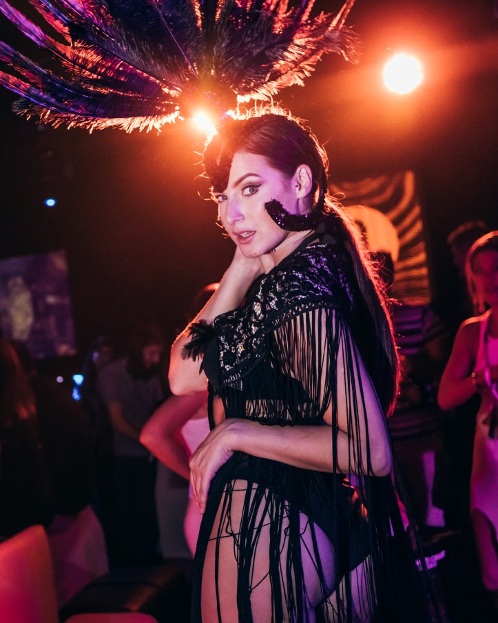 Amber Lounge - Dancers (2)