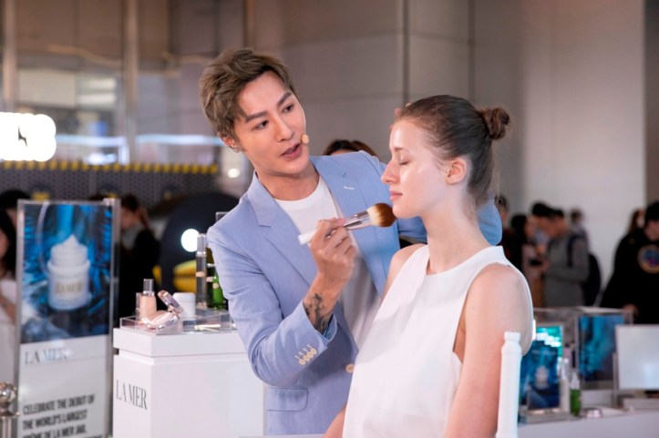 Renowned Taiwanese makeup artist Mr. Perry Liu (小P老师) hosting a Skincolor de la Mer master class with the audience