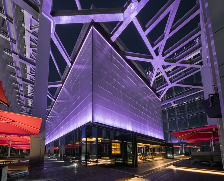 6. CÉ LA VI outdoor to the bar