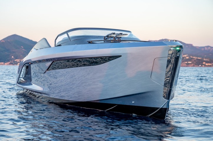 Princess R35 Exterior Ice Blue Hull (2)