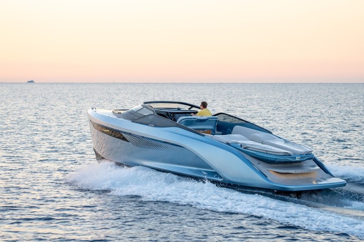 Princess R35 Exterior Ice Blue Hull (3)