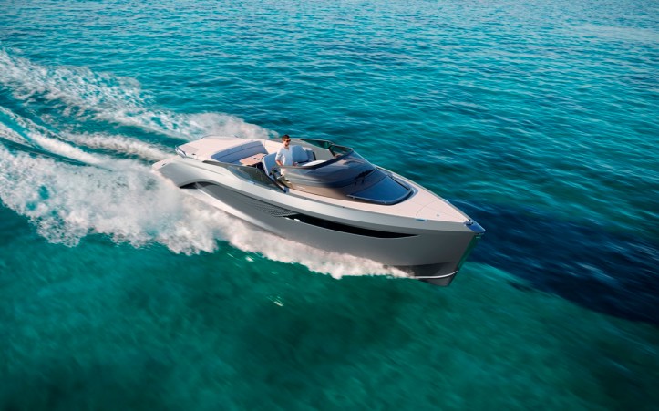 Princess R35 Exterior Running Bright Silver V2