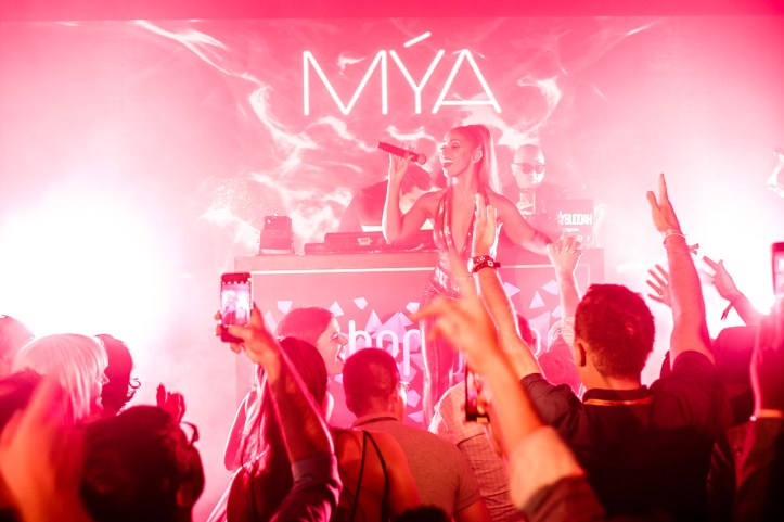 Amber Lounge Singapore - Party atmosphere (2).jpg