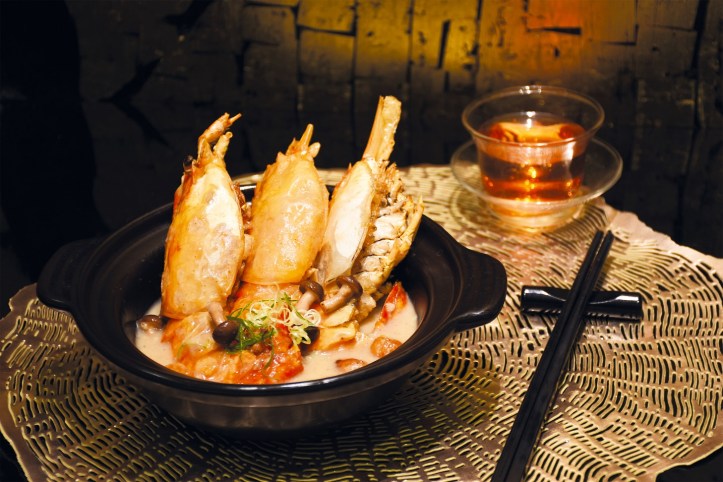 Braised River Prawn with White Pepper Sause in Claypot
