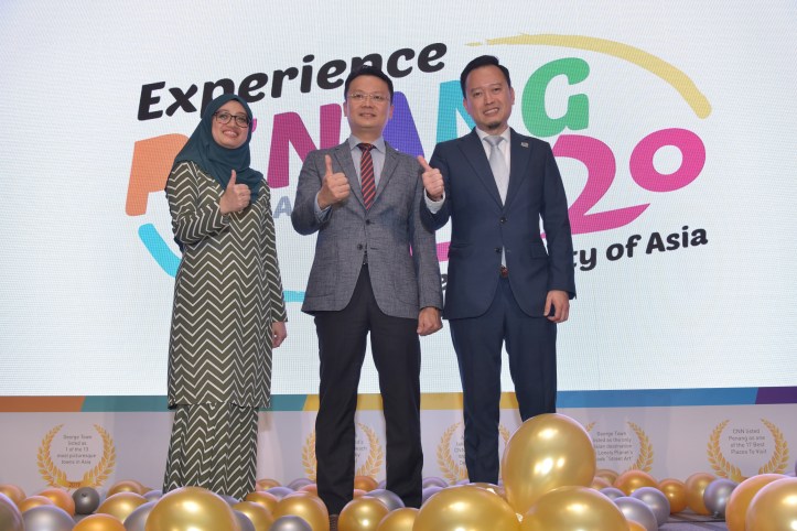 Mdm Ida Harlina Mohd Idris, Deputy Director for Tourism Malaysia Singapore Office, YB Yeoh Soon Hin, State Exco for Tourism, Arts, Culture & Heritage, Mr Ooi Chok Yan