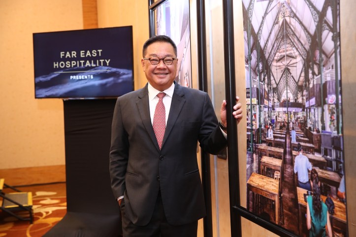 Mr Arthur Kiong, CEO, Far East Hospitality with The Clan Keeper photograph of Lau Pa Sat