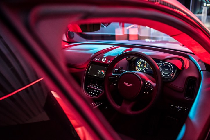 Aston Martin DBX (11)