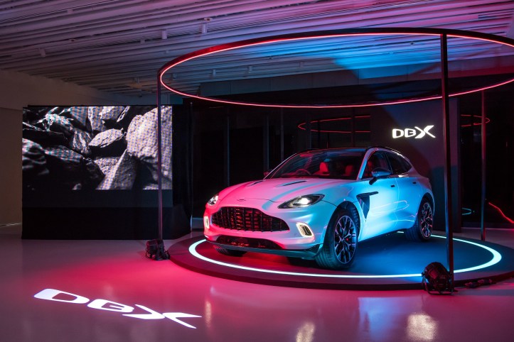 Aston Martin DBX (9)