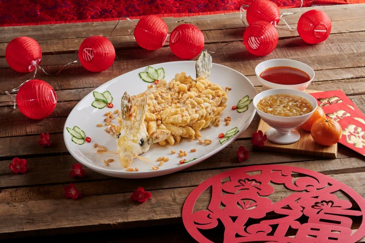 resize_Regent Singapore_CNY_Summer Palace_Deep-fried Garoupa with Sweet Sour Osmanthus Sauce (side)
