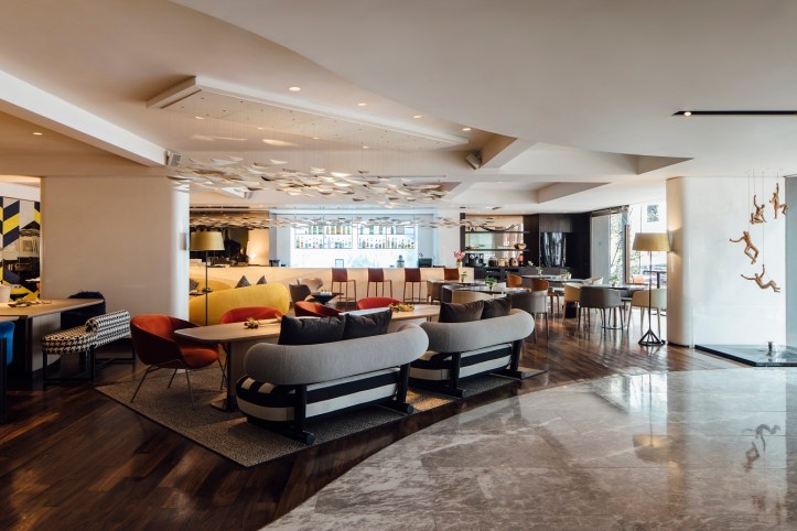 Table Restaurant &amp; Bar_with bar counter