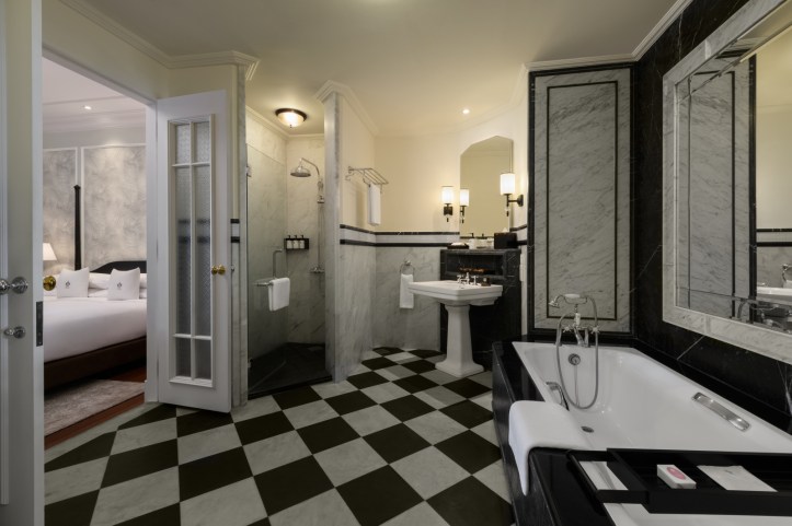 Deluxe Suite bathroom