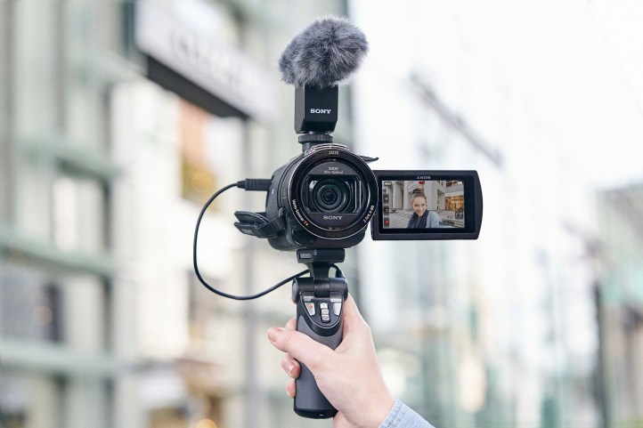 FDR-AX43_ECM-B1M_GP-VPT1_Situation_selfie_1_up-Large