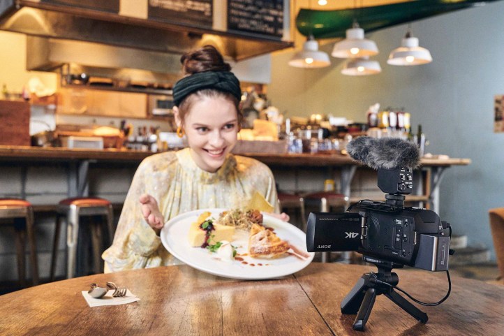 FDR-AX43_ECM-B1M_GP-VPT1_Situation_tripod_3-Large