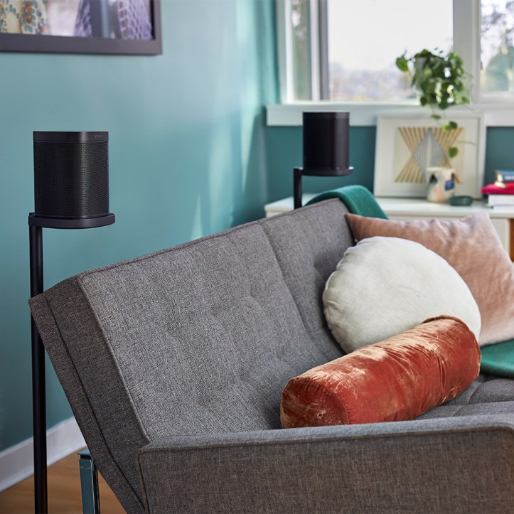 Sonos_Accessories_Stand-Black-Lifestyle_Shot-Living_Room (3)
