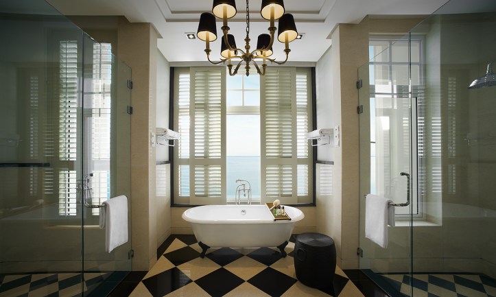 VA Corner Suite - bathroom 01