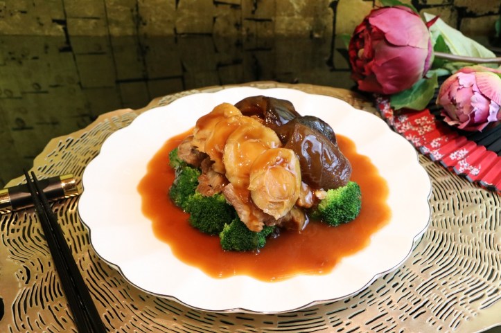 Braised Abalone with Sea Cucumber, Soft Bone &amp; Seasonal Green