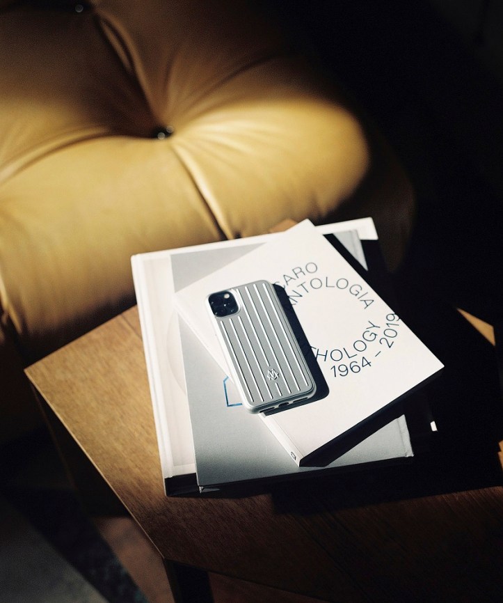 RIMOWA_iPhone Cover in Aluminium