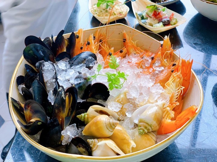Atrium Restaurant - Seafood on Ice Served to the Table