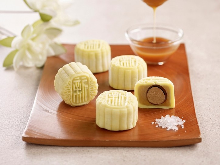 Holiday Inn Singapore Atrium - White Lotus Seed Paste with Sea Salt Caramel Praline Snowskin Mooncake