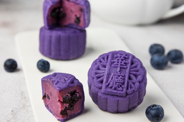 Blueberry with Vintage Hua Diao Wine蓝莓陈年花雕冰皮月饼