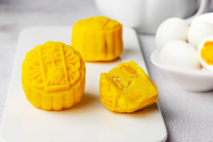 Salted Egg Yolk Custard 奶黄咸蛋迷你冰皮月饼