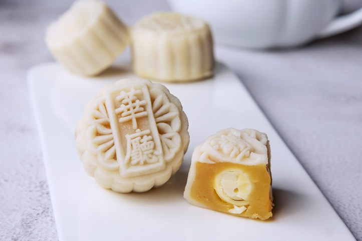 White Lotus Paste with Champagne 香槟巧克力冰皮月饼