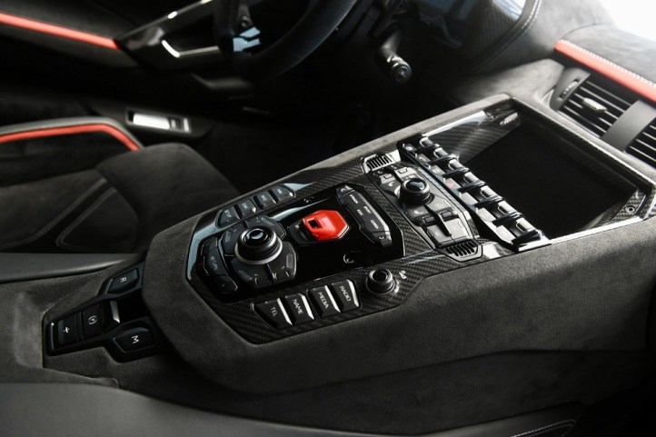 Aventador_Ultimae_In Car Connectivity