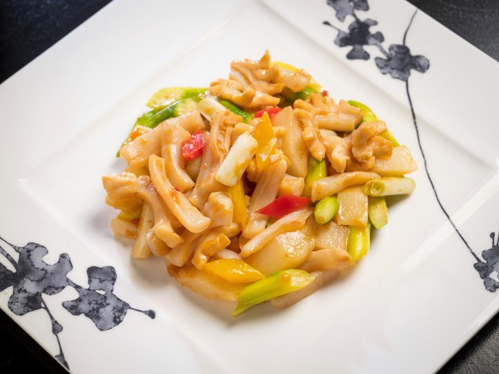 X.O.醬雙筍炒象拔蚌，選用鮮活的加拿大產地直送象拔蚌，搭配春筍和蘆筍與入雅閣特製X.O.醬入鍋一同拌炒而成，微辣的海味中堆疊出象拔蚌的彈牙口感與雙筍的清脆鮮甜